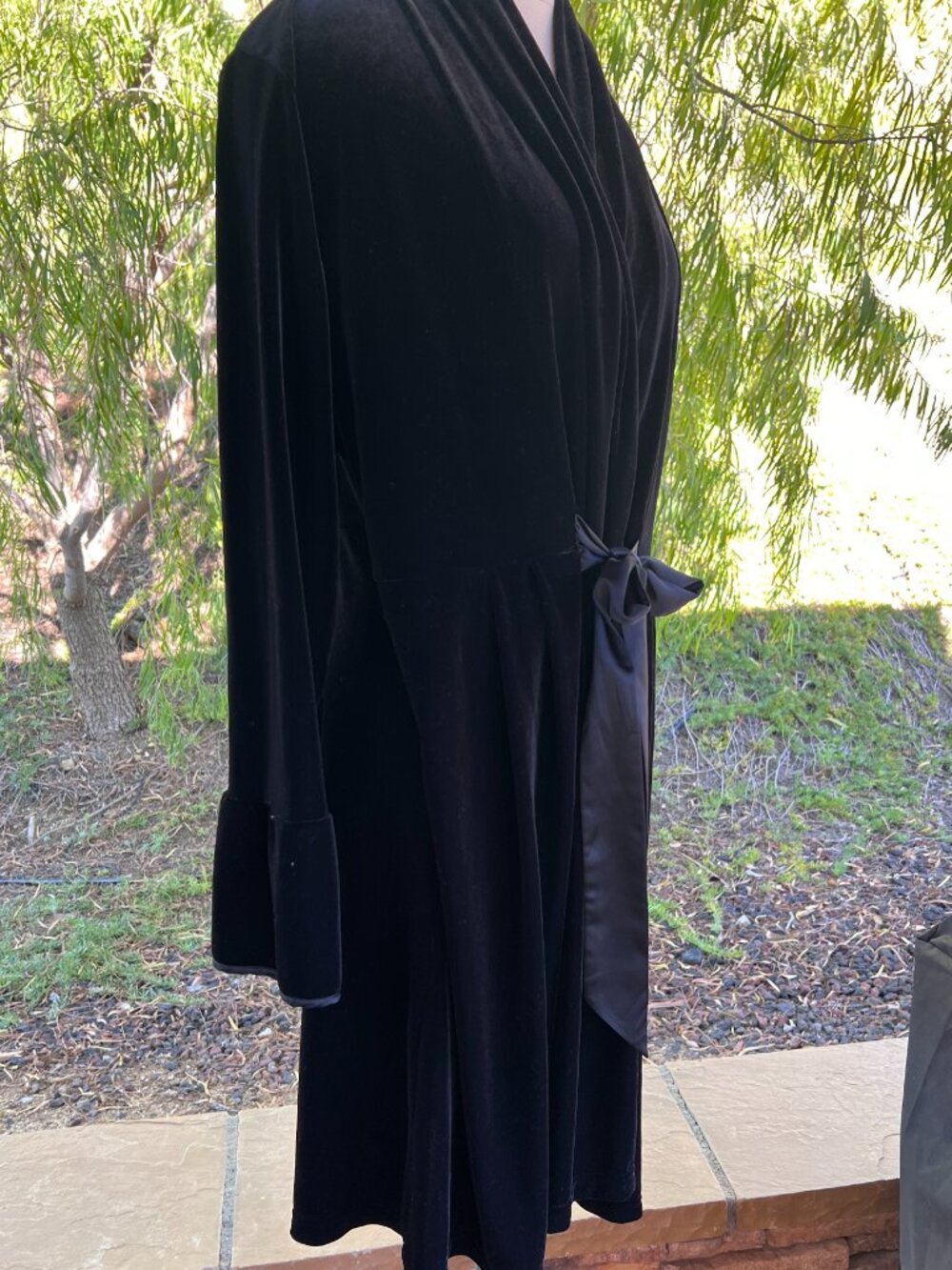 Soma Intimates Black Velvet Robe - Wrap Around - Flared Sleeves - Size Large - Picture 8 of 13